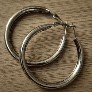 3/$16🎁 Elegant Silver Tone Hoop Earrings 2.5"